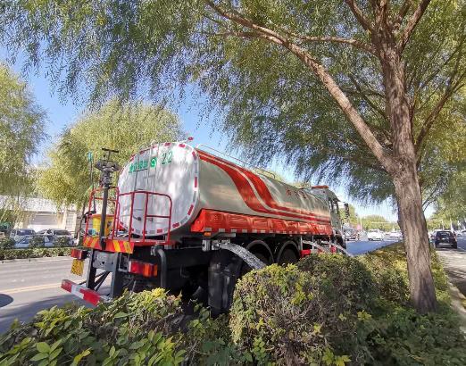 市园林局开展封冻水浇灌确保植物安全越冬